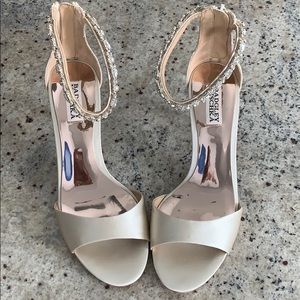 Excellent Badgley Mischka Ivory Satin Shoes (One-Time-Use)